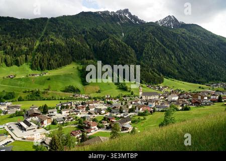 Neustift, Tirol, Österreich - 22. Mai 2018. Blick auf das Dorf Neustift im Stubaital in Tirol, Österreich, mit Bauwerken, Gewerbeobjekten und Autos. Stockfoto