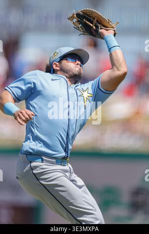 Clearwater, FL: Tampa Bay Rays erster Baseman Jonathan Aranda (8) fängt einen Pop-up von Philadelphia Phillies First Baseman Otto Kemp (4) während eines MLB Spring Training Spiels am 23. März 2026 im BayCare Park. Die Rochen schlugen die Phillies mit 7:0. (Kim Hukari/Bild des Sports) Stockfoto