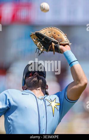 Clearwater, FL: Tampa Bay Rays erster Baseman Jonathan Aranda (8) fängt einen Pop-up von Philadelphia Phillies First Baseman Otto Kemp (4) während eines MLB Spring Training Spiels am 23. März 2026 im BayCare Park. Die Rochen schlugen die Phillies mit 7:0. (Kim Hukari/Bild des Sports) Stockfoto