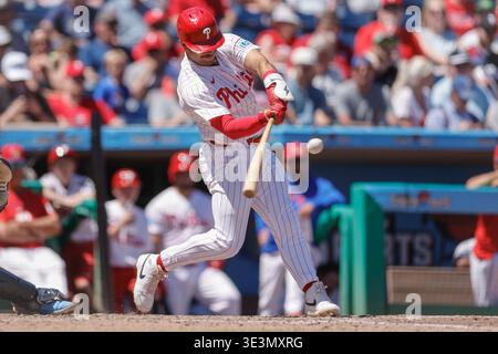 Clearwater, FL: Philadelphia Phillies erster Baseman Otto Kemp (4) tritt am 23. März 2026 im BayCare Park bei einem MLB Spring Training gegen Jonathan Aranda (8) auf. Die Rochen schlugen die Phillies mit 7:0. (Kim Hukari/Bild des Sports) Stockfoto
