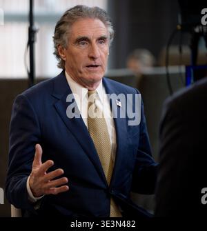 Houston, USA. März 2026. Doug Burgum, Innenministerium der Vereinigten Staaten, spricht während der CERAWeek von S&P Global im Hilton Americas in Houston, Texas am 23. März 2026 mit Medien. Bei der Diskussion über diese Veranstaltung werden führende Vertreter der globalen Energiewirtschaft zusammengebracht, um das Thema „Konvergenz und Wettbewerb: Energie, Technologie und Geopolitik“ zu erörtern. (Foto: Marcus Ingram/SIPA USA) Credit: SIPA USA/Alamy Live News Stockfoto