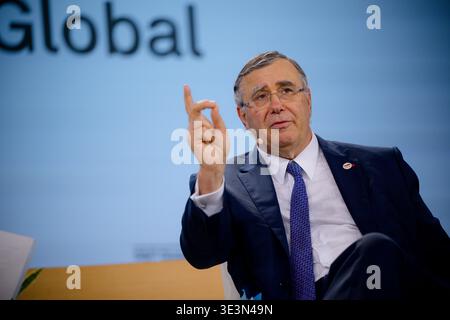 Houston, USA. März 2026. Patrick Pouyanné, Chairman of the Board & Chief Executive Officer, TotalEnergies SE, spricht auf der Bühne während der CERAWeek von S&P Global im Hilton Americas in Houston, Texas am 23. März 2026. Bei dieser Veranstaltung treffen sich weltweit führende Energieunternehmen, um das Thema „Konvergenz und Wettbewerb: Energie, Technologie und Geopolitik“ zu erkunden. (Foto: Marcus Ingram/SIPA USA) Credit: SIPA USA/Alamy Live News Stockfoto