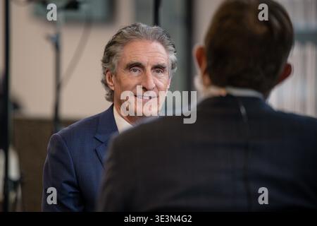 Houston, USA. März 2026. Doug Burgum, Innenministerium der Vereinigten Staaten, spricht während der CERAWeek von S&P Global im Hilton Americas in Houston, Texas am 23. März 2026 mit Medien. Bei der Diskussion über diese Veranstaltung werden führende Vertreter der globalen Energiewirtschaft zusammengebracht, um das Thema „Konvergenz und Wettbewerb: Energie, Technologie und Geopolitik“ zu erörtern. (Foto: Marcus Ingram/SIPA USA) Credit: SIPA USA/Alamy Live News Stockfoto