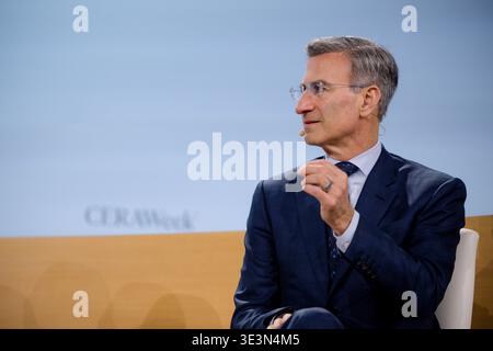 Houston, USA. März 2026. Peter Orszag, Chief Executive Officer & Chairman von Lazard, spricht auf der Bühne während der CERAWeek von S&P Global im Hilton Americas in Houston, Texas am 23. März 2026. Bei der Diskussion über diese Veranstaltung werden führende Vertreter der globalen Energiewirtschaft zusammengebracht, um das Thema „Konvergenz und Wettbewerb: Energie, Technologie und Geopolitik“ zu erörtern. (Foto: Marcus Ingram/SIPA USA) Credit: SIPA USA/Alamy Live News Stockfoto