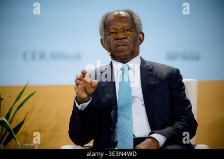 Houston, USA. März 2026. Adebayo Ogunlesi, Chairman & Chief Executive Officer, Global Infrastructure Partners (GIP), spricht auf der Bühne während der CERAWeek von S&P Global im Hilton Americas in Houston, Texas. Am 23. März 2026 versammelt sich diese Veranstaltung weltweit führende Energieunternehmen, um das Thema „Konvergenz und Wettbewerb: Energie, Technologie und Geopolitik“ zu erkunden. (Foto: Marcus Ingram/SIPA USA) Credit: SIPA USA/Alamy Live News Stockfoto