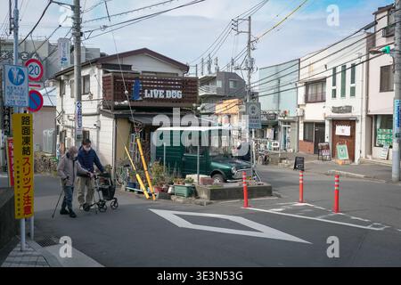 Tokio, Japan - 20. Februar 2026: Straßenblick auf das Yanaka-Viertel, zeigt den Charme des alten Japans. Stockfoto