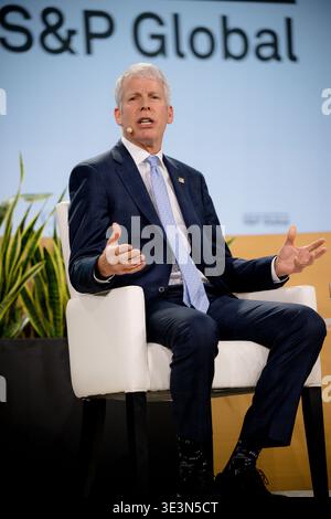 Houston, USA. März 2026. Chris Wright, Sekretär des US-Energieministeriums, spricht auf der Bühne während der CERAWeek von S&P Global im Hilton Americas in Houston, Texas am 23. März 2026. Bei der Diskussion über diese Veranstaltung werden führende Vertreter der globalen Energiewirtschaft zusammengebracht, um das Thema „Konvergenz und Wettbewerb: Energie, Technologie und Geopolitik“ zu erörtern. (Foto: Marcus Ingram/SIPA USA) Credit: SIPA USA/Alamy Live News Stockfoto