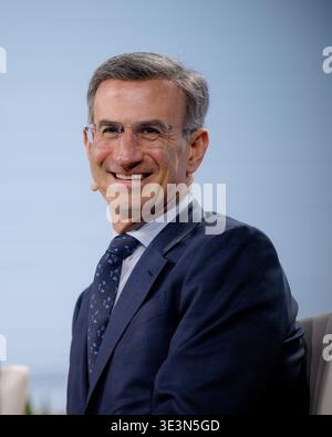 Houston, USA. März 2026. Peter Orszag, Chief Executive Officer & Chairman von Lazard, spricht auf der Bühne während der CERAWeek von S&P Global im Hilton Americas in Houston, Texas am 23. März 2026. Bei der Diskussion über diese Veranstaltung werden führende Vertreter der globalen Energiewirtschaft zusammengebracht, um das Thema „Konvergenz und Wettbewerb: Energie, Technologie und Geopolitik“ zu erörtern. (Foto: Marcus Ingram/SIPA USA) Credit: SIPA USA/Alamy Live News Stockfoto