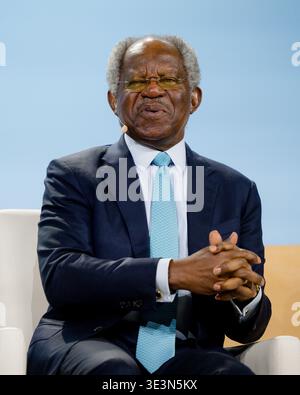 Houston, USA. März 2026. Adebayo Ogunlesi, Chairman & Chief Executive Officer, Global Infrastructure Partners (GIP), spricht auf der Bühne während der CERAWeek von S&P Global im Hilton Americas in Houston, Texas. Am 23. März 2026 versammelt sich diese Veranstaltung weltweit führende Energieunternehmen, um das Thema „Konvergenz und Wettbewerb: Energie, Technologie und Geopolitik“ zu erkunden. (Foto: Marcus Ingram/SIPA USA) Credit: SIPA USA/Alamy Live News Stockfoto