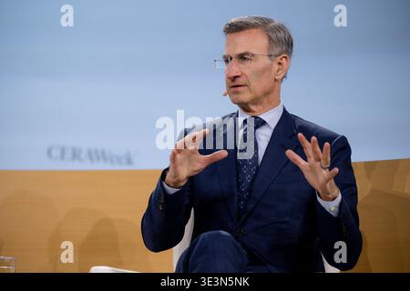 Houston, USA. März 2026. Peter Orszag, Chief Executive Officer & Chairman von Lazard, spricht auf der Bühne während der CERAWeek von S&P Global im Hilton Americas in Houston, Texas am 23. März 2026. Bei der Diskussion über diese Veranstaltung werden führende Vertreter der globalen Energiewirtschaft zusammengebracht, um das Thema „Konvergenz und Wettbewerb: Energie, Technologie und Geopolitik“ zu erörtern. (Foto: Marcus Ingram/SIPA USA) Credit: SIPA USA/Alamy Live News Stockfoto