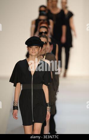 Model das Kaufhaus Myer präsentiert am zweiten Tag des Rosemount Sydney Fashion Festival die Frühjahrs-/Sommerkollektion 2010/11 mit Designs von Fernando Frisoni, Cozi, Leona Edmiston, Jayson Brusdon, Nicola Finetti und anderen bekannten australischen Modedesignern. Sydney Town Hall, Sydney, Australien - 24.08.10 Stockfoto