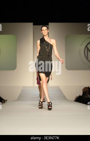 Model das Kaufhaus Myer präsentiert am zweiten Tag des Rosemount Sydney Fashion Festival die Frühjahrs-/Sommerkollektion 2010/11 mit Designs von Fernando Frisoni, Cozi, Leona Edmiston, Jayson Brusdon, Nicola Finetti und anderen bekannten australischen Modedesignern. Sydney Town Hall, Sydney, Australien - 24.08.10 Stockfoto