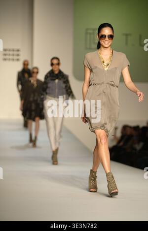 Model das Kaufhaus Myer präsentiert am zweiten Tag des Rosemount Sydney Fashion Festival die Frühjahrs-/Sommerkollektion 2010/11 mit Designs von Fernando Frisoni, Cozi, Leona Edmiston, Jayson Brusdon, Nicola Finetti und anderen bekannten australischen Modedesignern. Sydney Town Hall, Sydney, Australien - 24.08.10 Stockfoto