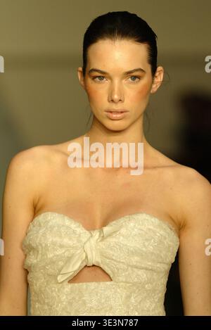 Model das Kaufhaus Myer präsentiert am zweiten Tag des Rosemount Sydney Fashion Festival die Frühjahrs-/Sommerkollektion 2010/11 mit Designs von Fernando Frisoni, Cozi, Leona Edmiston, Jayson Brusdon, Nicola Finetti und anderen bekannten australischen Modedesignern. Sydney Town Hall, Sydney, Australien - 24.08.10 Stockfoto