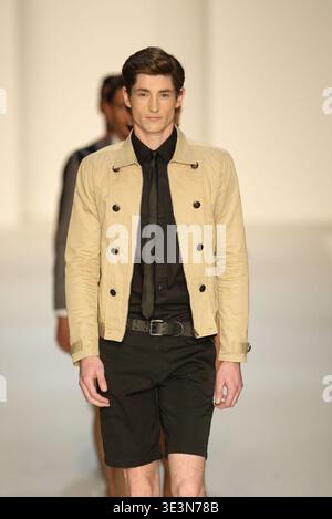 Model das Kaufhaus Myer präsentiert am zweiten Tag des Rosemount Sydney Fashion Festival die Frühjahrs-/Sommerkollektion 2010/11 mit Designs von Fernando Frisoni, Cozi, Leona Edmiston, Jayson Brusdon, Nicola Finetti und anderen bekannten australischen Modedesignern. Sydney Town Hall, Sydney, Australien - 24.08.10 Stockfoto