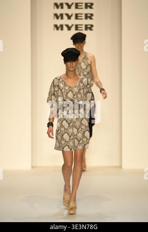 Model das Kaufhaus Myer präsentiert am zweiten Tag des Rosemount Sydney Fashion Festival die Frühjahrs-/Sommerkollektion 2010/11 mit Designs von Fernando Frisoni, Cozi, Leona Edmiston, Jayson Brusdon, Nicola Finetti und anderen bekannten australischen Modedesignern. Sydney Town Hall, Sydney, Australien - 24.08.10 Stockfoto