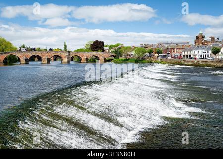 Die Stadt Dumfries und die Devorgilla Bridge über das Wehr am Fluss Nith in der Region Dumfries and Galloway im südlichen Hochland Schottlands Stockfoto