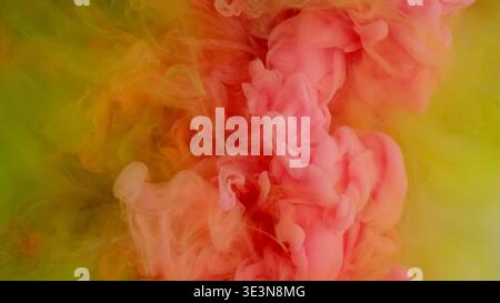 Farbmischung Rauch. Wassertinte, Nebel. Unfokussierter rosafarbener gelber Wolkendampf flüssiger Rauchnebel, der Acrylpigment auf abstraktem Hintergrund verbreitet. Stockfoto