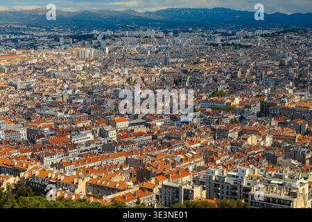 Panoramablick auf Marseille mit Segelbooten auf dem mittelmeer im Sommer. Stockfoto