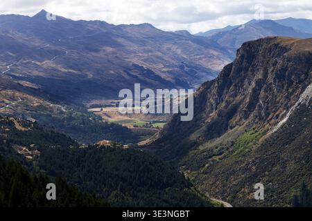 Blick über das Bergtal in der Nähe von Queenstown, Otago, Südinsel, Neuseeland. Stockfoto