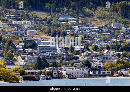 Queenstown Uferpromenade und Hügellandschaft über Lake Wakatipu, Otago, Südinsel, Neuseeland Stockfoto