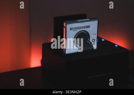 Eine Nahaufnahme einer internen 2,5-Zoll-Festplatte (HDD), die in eine schwarze SATA 3,0-HDD-Dockingstation eingesetzt wurde. Stockfoto