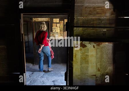 Besucher im historischen Gebäude in Arrowtown Chinese Settlement, Arrowtown, Otago, Südinsel, Neuseeland Stockfoto
