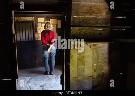 Besucher im historischen Gebäude in Arrowtown Chinese Settlement, Arrowtown, Otago, Südinsel, Neuseeland Stockfoto