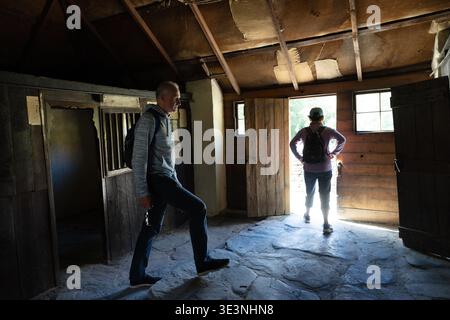 Besucher im historischen Gebäude in Arrowtown Chinese Settlement, Arrowtown, Otago, Südinsel, Neuseeland Stockfoto