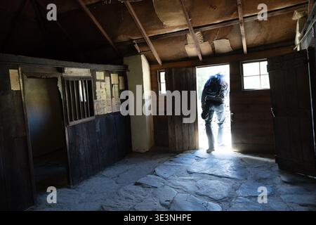 Besucher im historischen Gebäude in Arrowtown Chinese Settlement, Arrowtown, Otago, Südinsel, Neuseeland Stockfoto