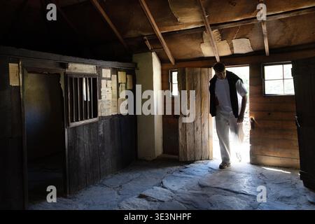 Besucher im historischen Gebäude in Arrowtown Chinese Settlement, Arrowtown, Otago, Südinsel, Neuseeland Stockfoto