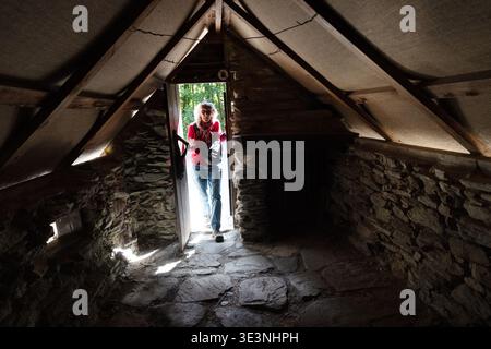 Besucher im historischen Gebäude in Arrowtown Chinese Settlement, Arrowtown, Otago, Südinsel, Neuseeland Stockfoto