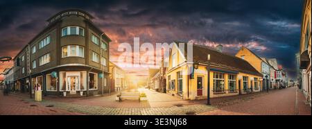 Panoramablick auf eine bezaubernde Straße in Parnu Stockfoto