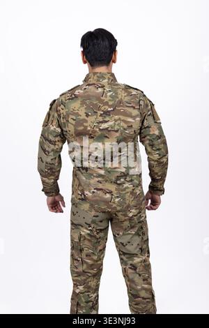 Volle Länge eines Soldaten in Tarnuniform stehend Stockfoto
