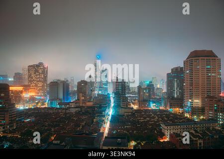 Skyline von Shanghai bei Nacht – beleuchtete Stadtlandschaft mit blauen Lichtern und leuchtender Turmarchitektur Stockfoto