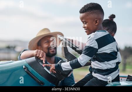 Outdoor-, Bauern- und Unterrichtskinder auf Traktor, Vater und Kultivierungsunterricht für Geschwister oder Familie. Glücklicher, reifer Mann und Entwicklung der Fähigkeiten für Schwarz Stockfoto