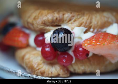 Das Dessert zeigt mehrschichtiges Gebäck und Obst aus nächster Nähe Stockfoto