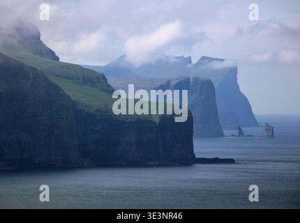 Eystuory, Inseln Streymoy und Risin Og Kellingin Felsen von Kalsoy Insel gesehen. Färöer Inseln Stockfoto