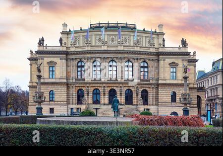 Historisches Rudolfinum in Prag, Tschechische Republik. Das Tschechische Philharmonische Orchester und die Galerie Rudolfinum befinden sich im Gebäude. Stockfoto
