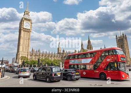 Berühmter Londoner Verkehr mit Big Ben und parlamentsgebäude. London, UK, 23. Juli 2023 Stockfoto