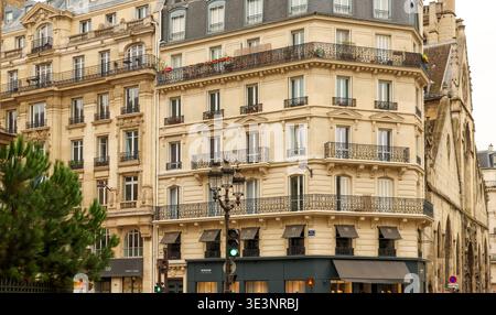 Paris, Frankreich. Oktober 2025. Pariser Gebäude mit eleganter Haussmann-Architektur, Balkonen und Dachfenstern Stockfoto