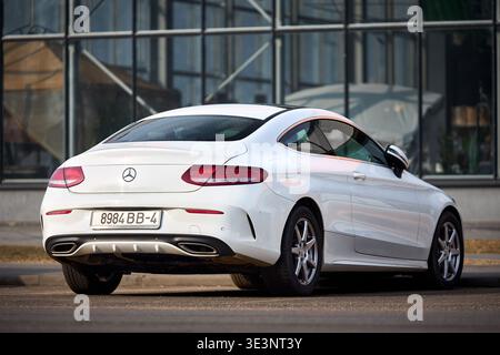 Minsk, Weißrussland, 17. März 2026: Mercedes C-Klasse Coupé der vierten Generation C205 C-Klasse von Mercedes-Benz parkt in der Straßenrückansicht Stockfoto