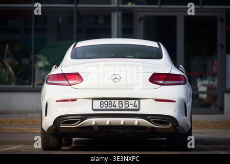 Minsk, Weißrussland, 17. März 2026: Mercedes C-Klasse Coupé der vierten Generation C205 C-Klasse von Mercedes-Benz parkt in der Straßenrückansicht Stockfoto