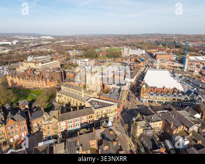 WIGAN, GREATER MANCHESTER, ENGLAND - 18. MÄRZ 2026: Aus der Vogelperspektive auf das Stadtzentrum von Wigan mit der Pfarrkirche und der Markthalle Stockfoto