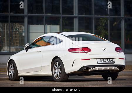 Minsk, Weißrussland, 17. März 2026: Mercedes C-Klasse Coupé der vierten Generation C205 C-Klasse von Mercedes-Benz parkt in der Straßenrückansicht Stockfoto