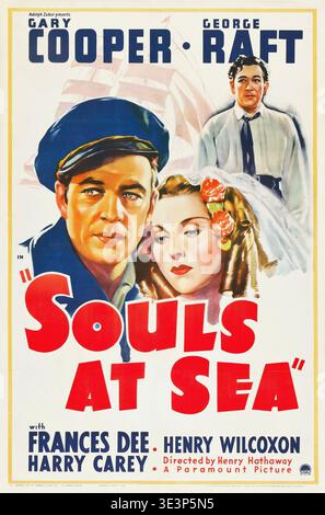 Dieses Vintage-Filmplakat für „Souls at Sea“ aus dem Jahr 1937 zeigt die prominenten Schauspieler Gary Cooper und George Raft, mit einem dramatischen zentralen Bild von Cooper in einer Matrosenmütze neben der Schauspielerin Frances Dee. Das Poster, eine Veröffentlichung von Paramount Pictures unter der Regie von Henry Hathaway, erinnert an die abenteuerlichen und romantischen Themen der Seefahrerfilme dieser Epoche. Stockfoto