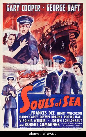 Dieses Vintage-Filmplakat von 1937 für „Souls at Sea“ zeigt dramatisch die Schauspieler Gary Cooper und George Raft. Das Kunstwerk zeigt aufregende Szenen einer maritimen Katastrophe, darunter ein sinkendes Schiff, eine gefährliche Flucht in einem Rettungsboot und emotionale Nahaufnahmen der wichtigsten Stars. Stockfoto