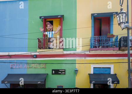 BUENOS AIRES, 17. januar 2026; Stadtbild mit Fußballstatue auf einem farbenfrohen, malerischen Gebäude im Viertel La Boca in der argentinischen Hauptstadt, gedreht in b Stockfoto