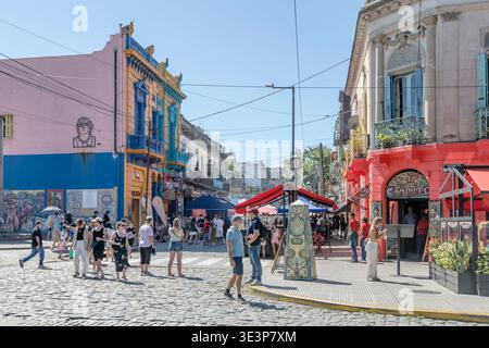 BUENOS AIRES, 17. januar 2026; Stadtlandschaft mit Touristen, die die Straße zwischen farbenfrohen, malerischen Gebäuden im Bezirk La Boca in Argentinien füllen Stockfoto