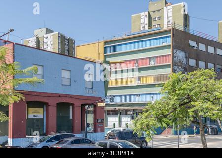 BUENOS AIRES, 17. januar 2026; Stadtbild mit historischem Lactarium-Gebäude am Ufer des Flusses Matanza-Riacheulo im Bezirk La Boca in Argentinien Capi Stockfoto